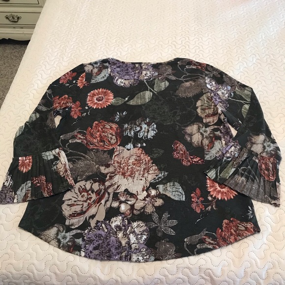 Chico’s Size 1 Green Floral Pleated Sleeve Shirt - Picture 3 of 13